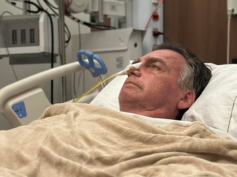 Bolsonaro toma água e come gelatina após 17 dias sem comer na UTI por cirurgia no intestino