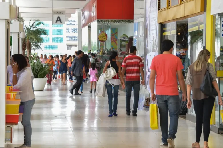 Pesquisa FCDL-Mg indica que Mineiros devem gastar 7,4% a mais no Dia das Mães deste ano Pesquisa FCDL-Mg indica que Mineiros devem gastar 7,4% a mais no Dia das Mães deste ano
