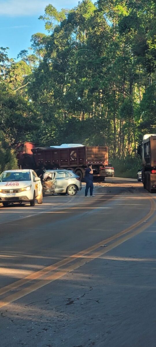 Acidente entre carro e carreta interdita BR-356 em Itabirito nesta terça-feira