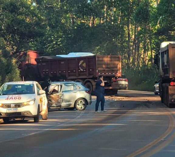Acidente entre carro e carreta interdita BR-356 em Itabirito nesta terça-feira