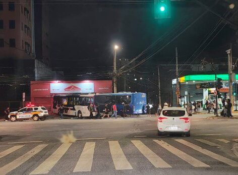 Dois ônibus colidem e um deles invade loja de tintas no bairro Floresta, em BH