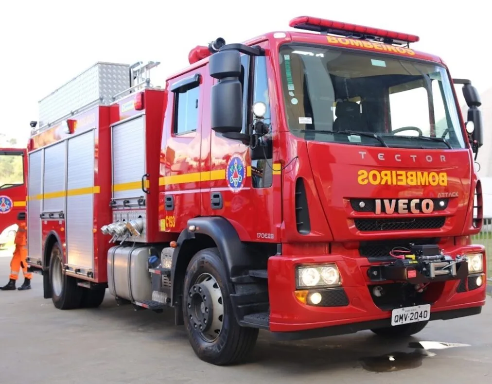 Caminhão tomba após colisão, acidente deixa mãe e filha feridas na BR-381 em Ipatinga