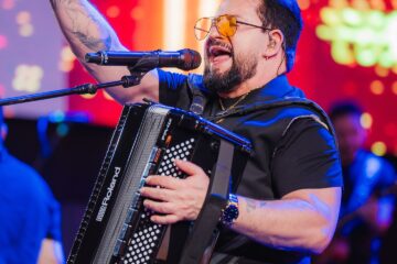 Cantor Marrone sofre queda do palco, mas passa bem