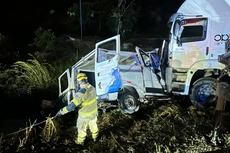 Acidente entre van e carreta deixa 9 mortos e 10 feridos na BR-251, em Minas