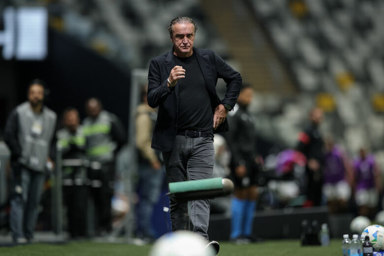 “Temos que melhorar a finalização”, diz Cuca após vitória com chances desperdiçadas contra Caracas