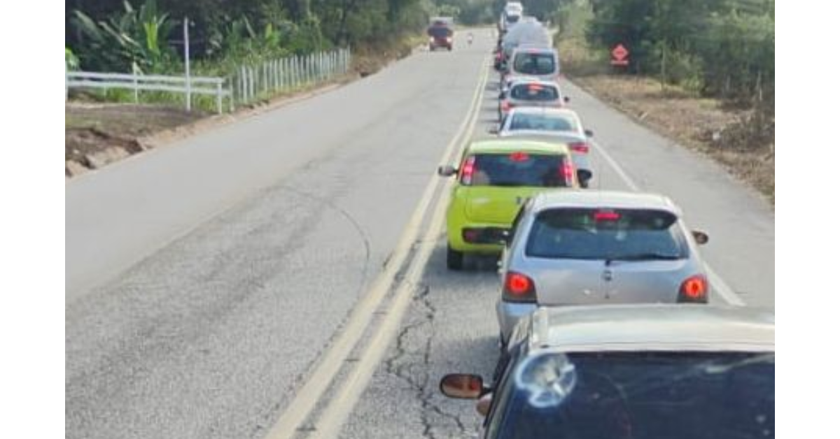 BR-381 na região da gruta de São José, em Nova Era, trânsito em "pare e siga".