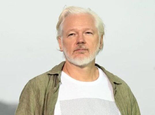 Julian Assange marca presença em Cannes para estreia de documentário sobre sua trajetória