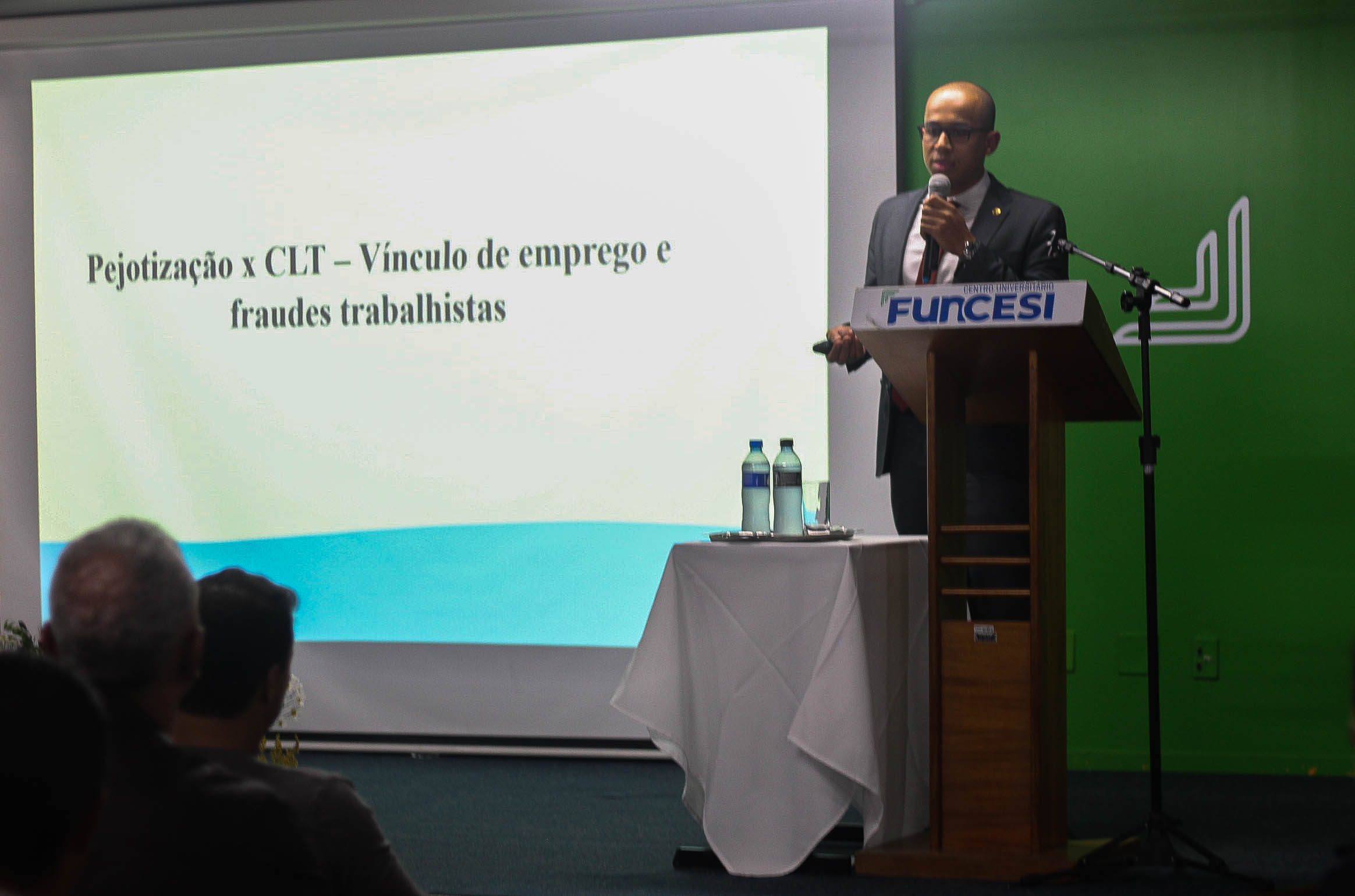Semana do trabalhador: Guilherme Magno, juiz do TRT conduz palestra sobre pejotização e vínculos de emprego; confira