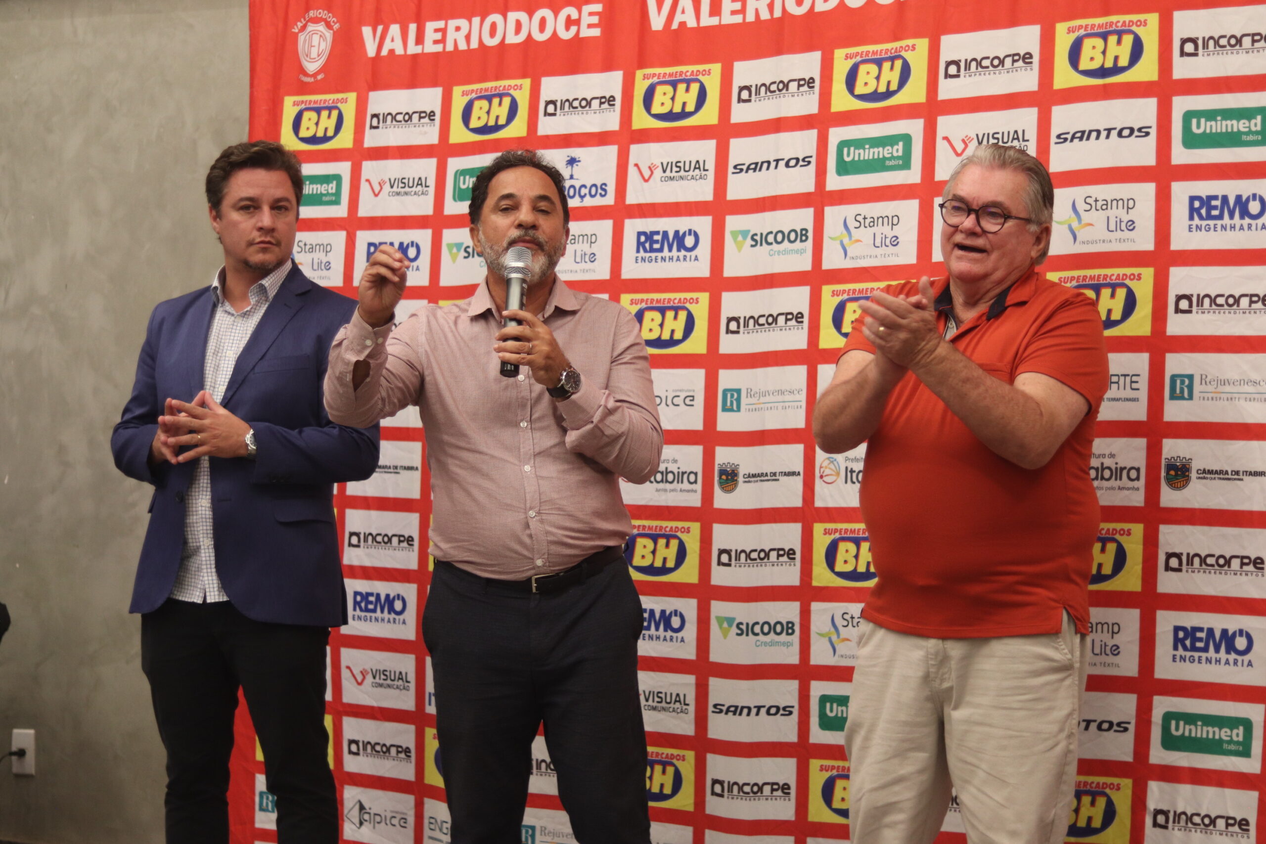 Prefeito Marco Antônio Lage anuncia iluminação do Estádio Israel Pinheiro, que pode estrear no jogo do dia 28 de maio