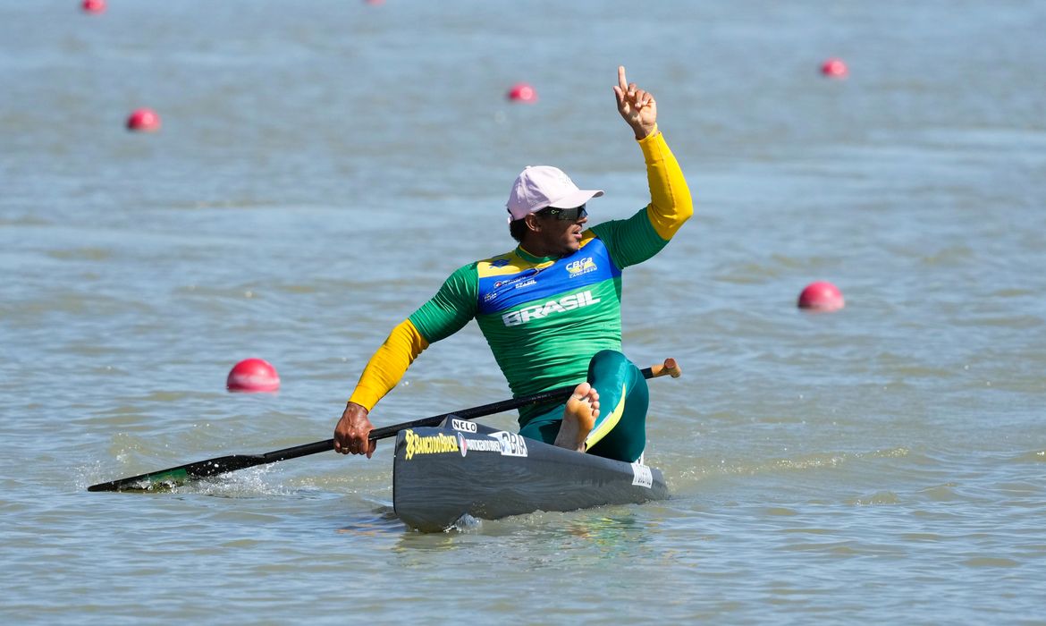 Isaquias Queiroz leva ouro na Copa do Mundo de canoagem