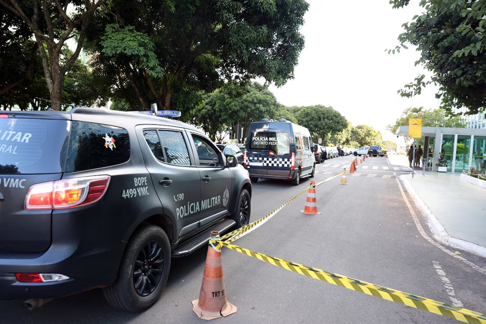 Ministério do Desenvolvimento Social é evacuado por ameaça de bomba feita por homem com criança no colo