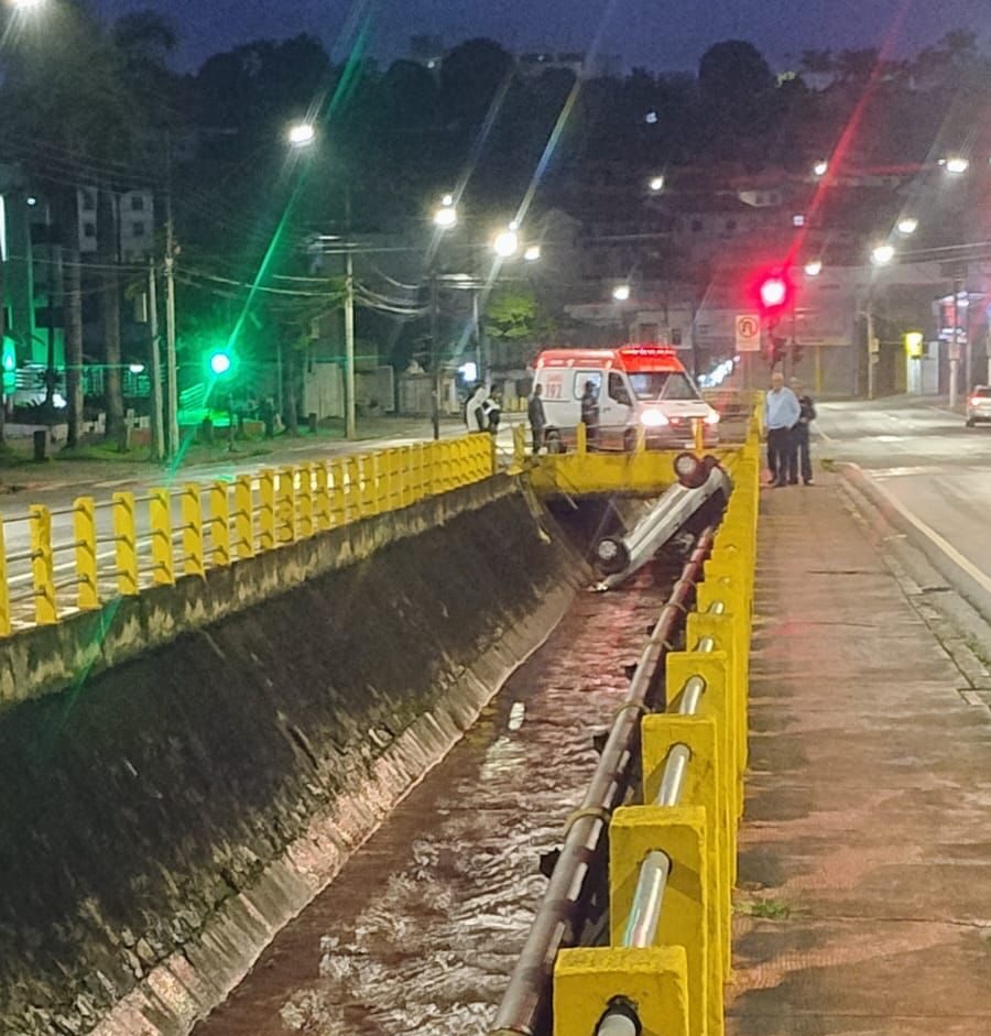 Motorista perde o controle e cai com carro em canal no Centro de Itabira