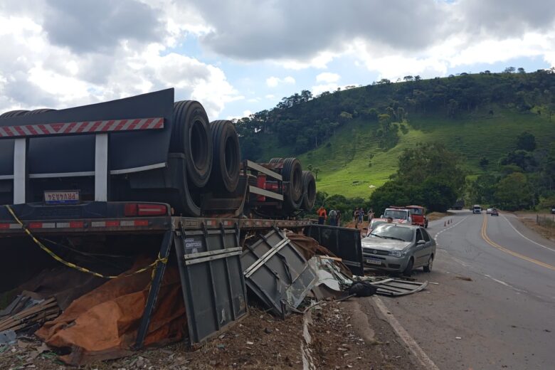 Carreta invade contramão, tomba e atinge dois carros na BR-381 em João Monlevade