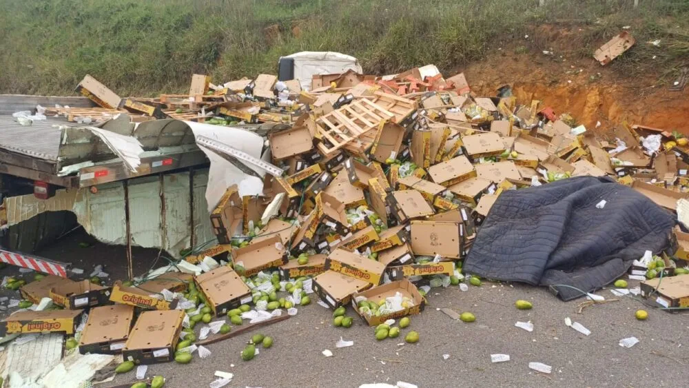 Nova Era: caminhão com carga de frutas tomba e interdita BR-381 no sentido Belo Horizonte
