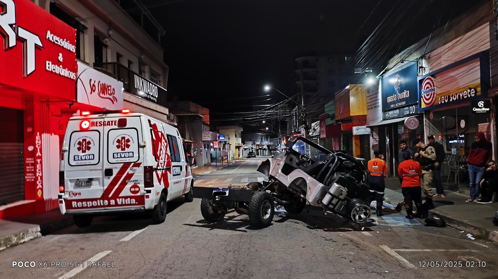 Após bater em carro estacionado, motorista de Jeep foge deixando passageiro ferido