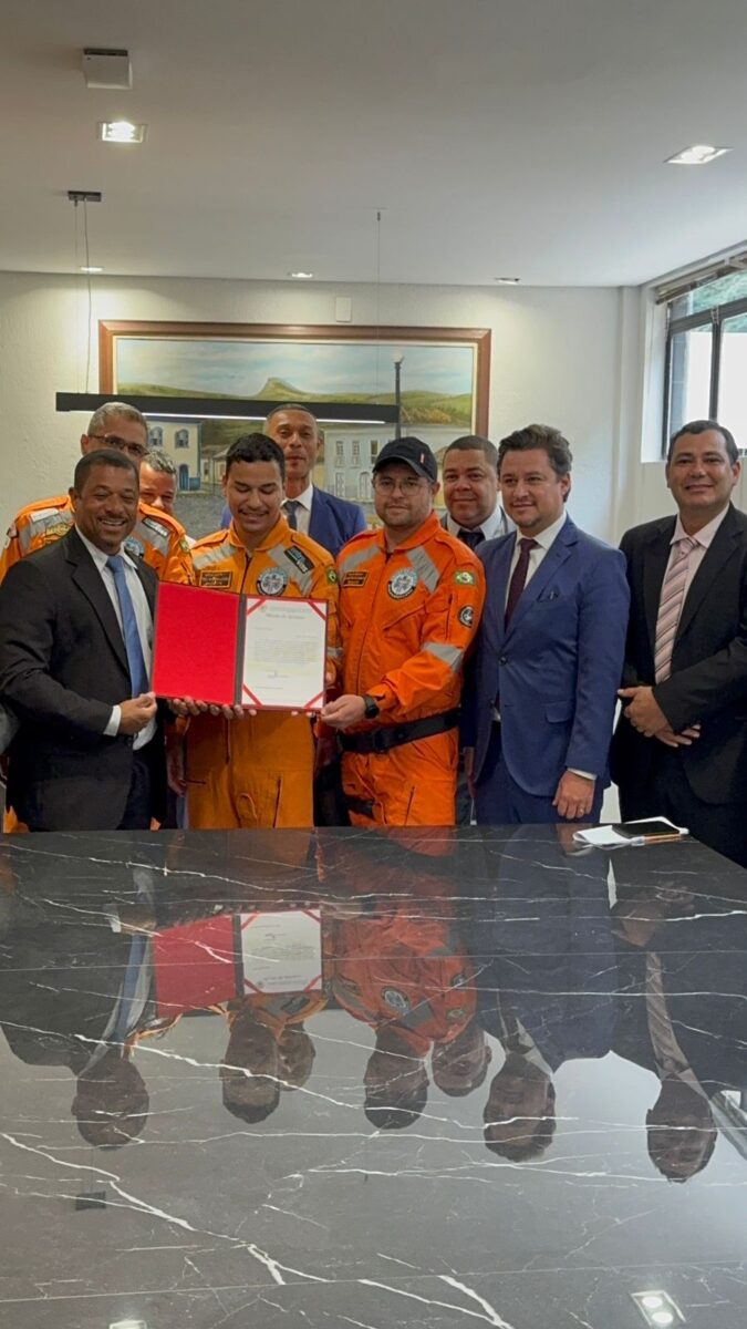 Câmara de Itabira homenageia voluntários do Resgate Anjos do Asfalto com moção de aplauso