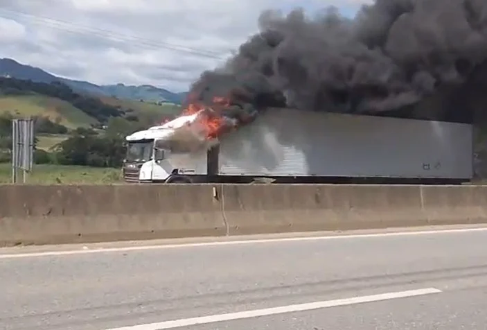 Rodovia Fernão Dias tem interdição total em Cambuí após incêndio em carreta Rodovia Fernão Dias tem interdição total em Cambuí após incêndio em carreta