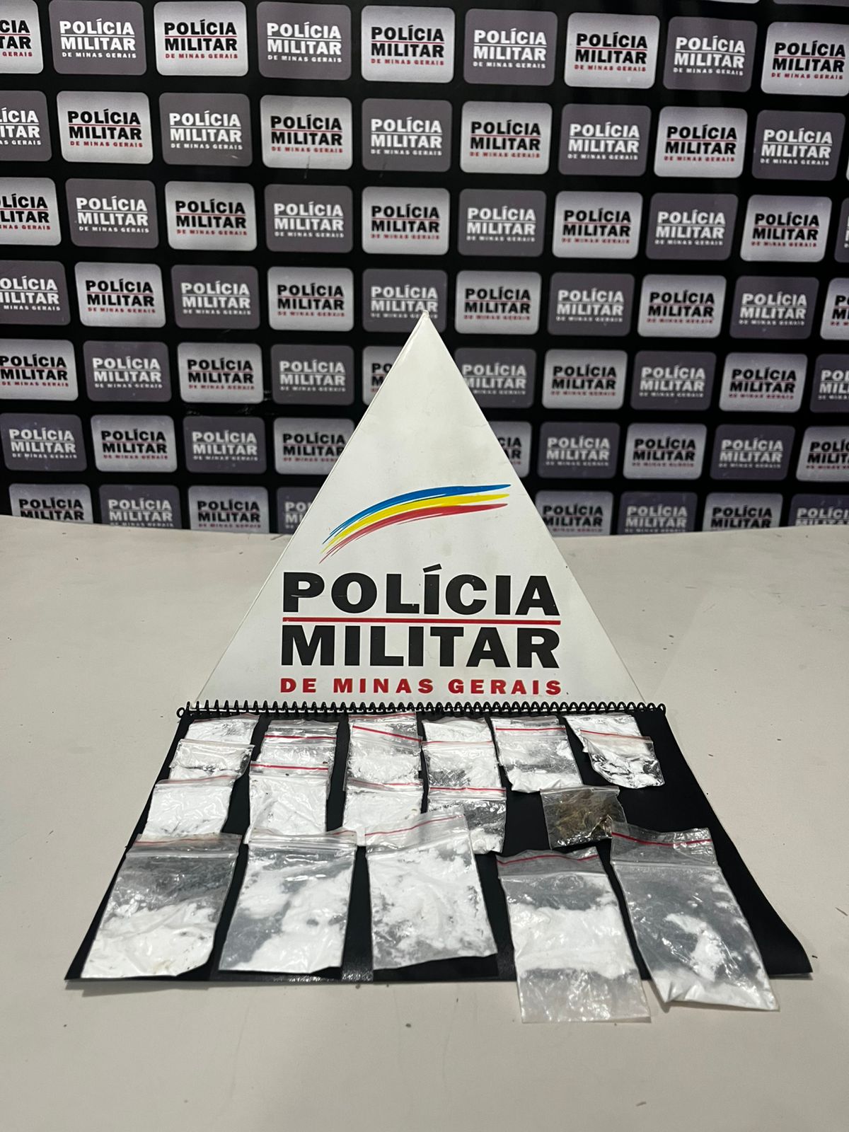 Dois jovens são detidos por tráfico de drogas no bairro Juca Rosa
