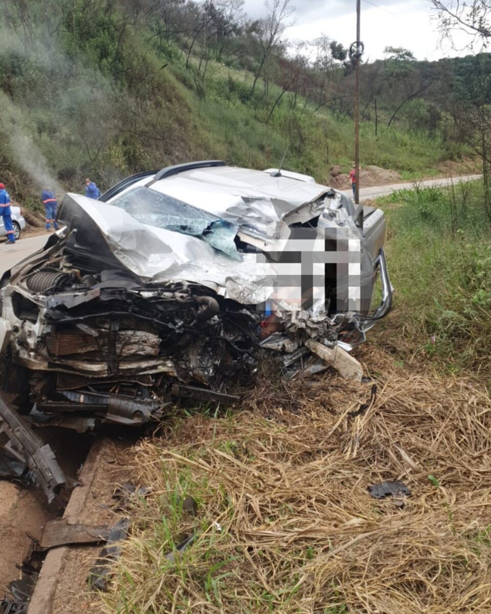 Homem morre em colisão frontal entre caminhonete e carreta na MG-129, em Catas Altas