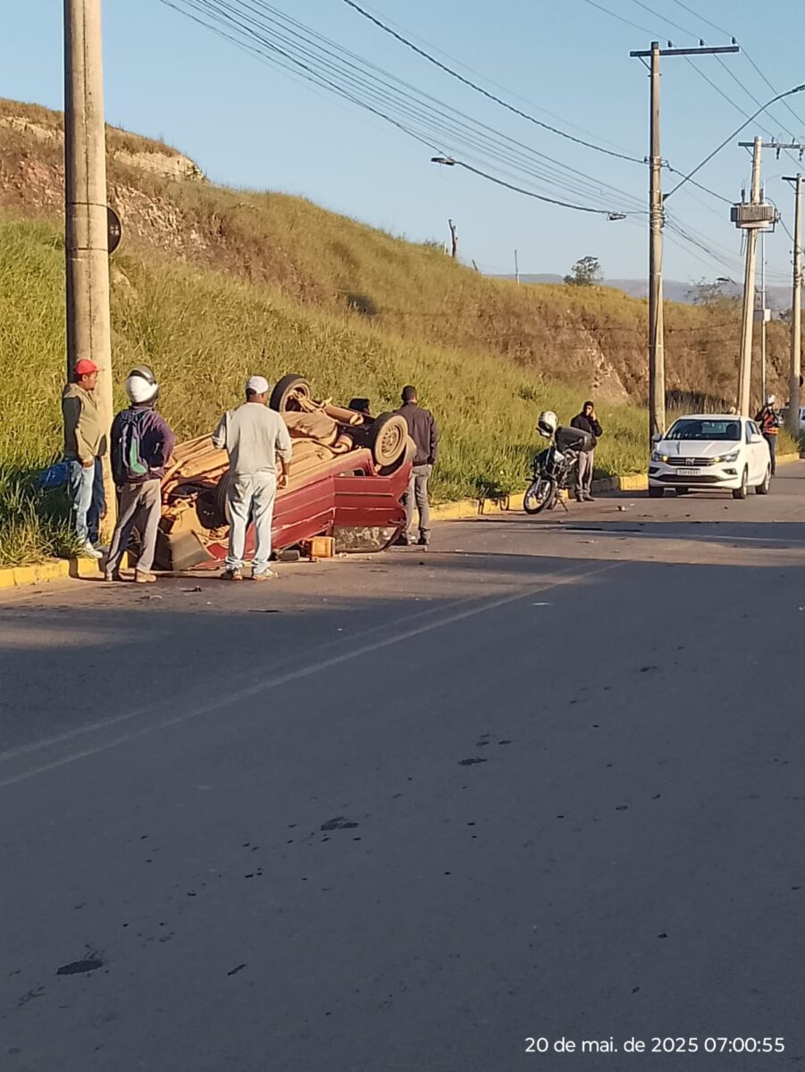 Carro capota na avenida Dr. Pedro Guerra, em Itabira