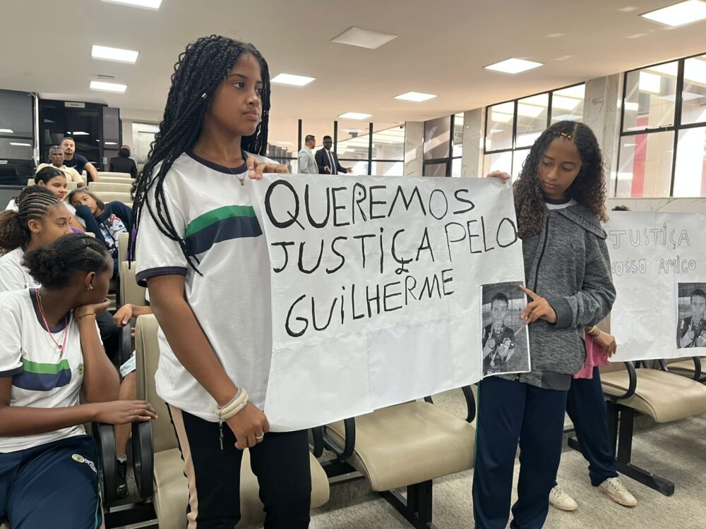 ”Queremos justiça”: amigos de garoto morto em ataque de rottweilers vão à Câmara para cobrar a “Lei Guilherme Gabriel”