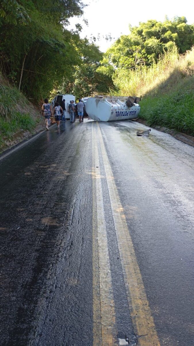 Caminhão-pipa tomba e motorista fica ferido em estrada de acesso à MGC-120, em Ferros
