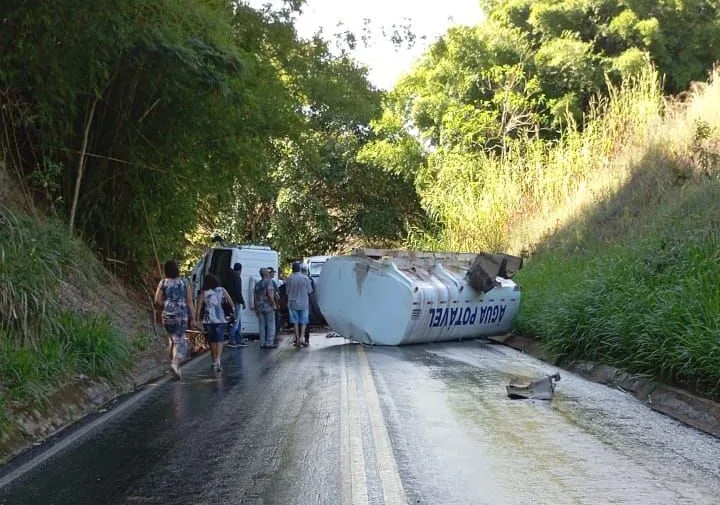 Caminhão-pipa tomba e motorista fica ferido em estrada de acesso à MGC-120, em Ferros