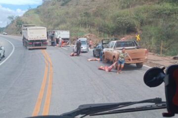 Caminhão com carga de carne tomba na BR-381 em Nova Era e é saqueado por populares