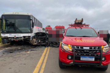 Colisão entre carro e ônibus deixa dois feridos presos às ferragens na MG-446, no Sul de Minas