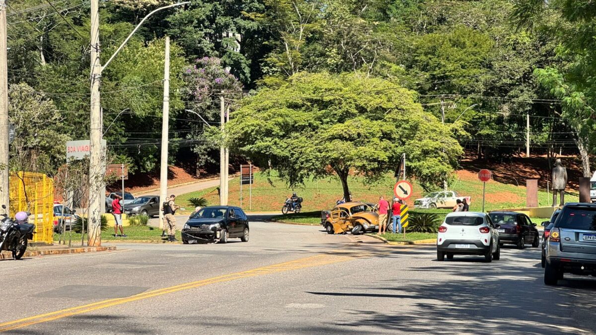 Dois carros colidem na rotatória na rotatória em frente ao Villefort