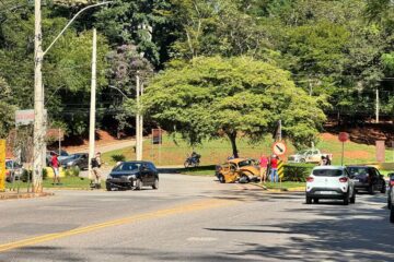 Dois carros colidem na rotatória da praça do Areão
