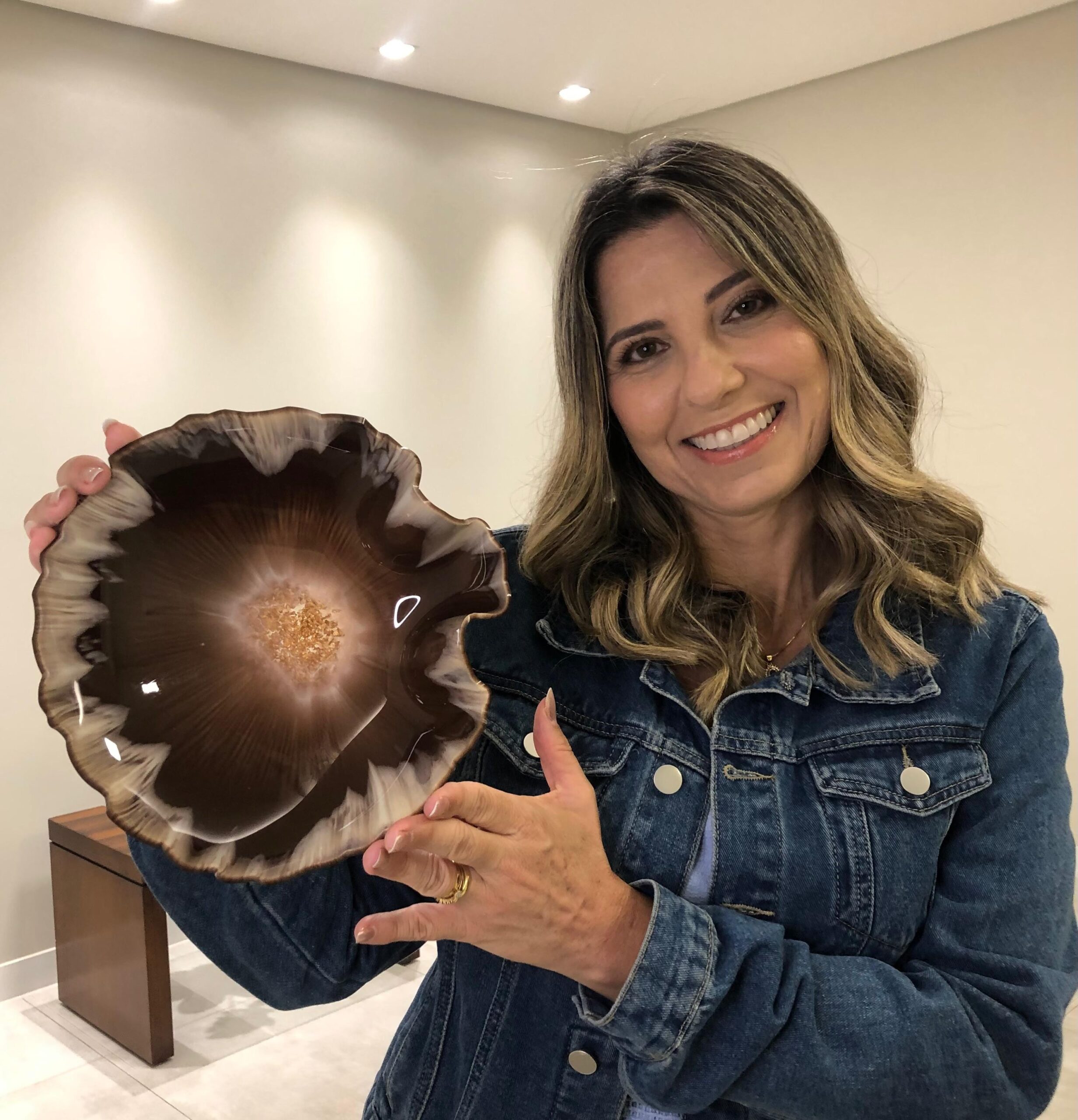 Joias e peças afetivas feitas com resina ganham espaço em Itabira
