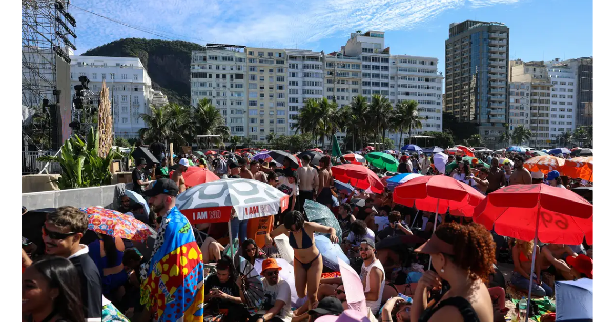 Fãs de Lady Gaga se reunem na praia de Copacabana
