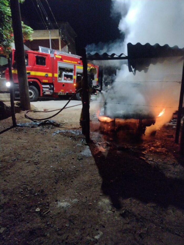 Carro é incendiado no bairro Bálsamo, em Itabira