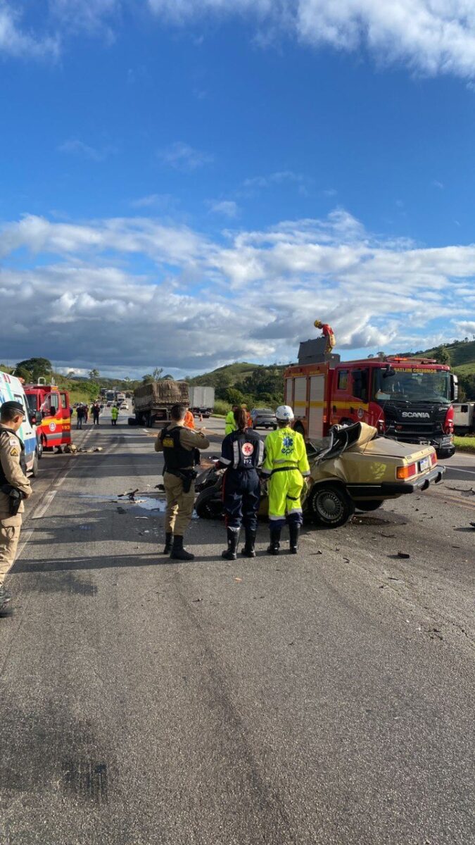 Colisão frontal entre carro e caminhão deixa um morto na BR-040, em Alfredo Vasconcelos