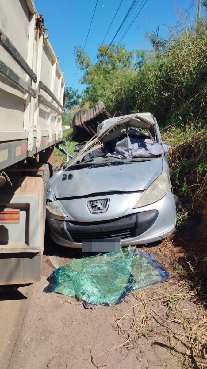 Motorista morre após carro ser prensado entre carretas na BR-458, em Ipatinga
