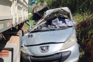 Homem morre em colisão entre carro e carretas na BR-458, em Ipatinga