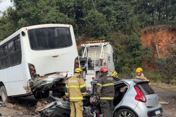 Colisão entre carro e ônibus deixa duas pessoas mortas na BR-040, em Conselheiro Lafaiete
