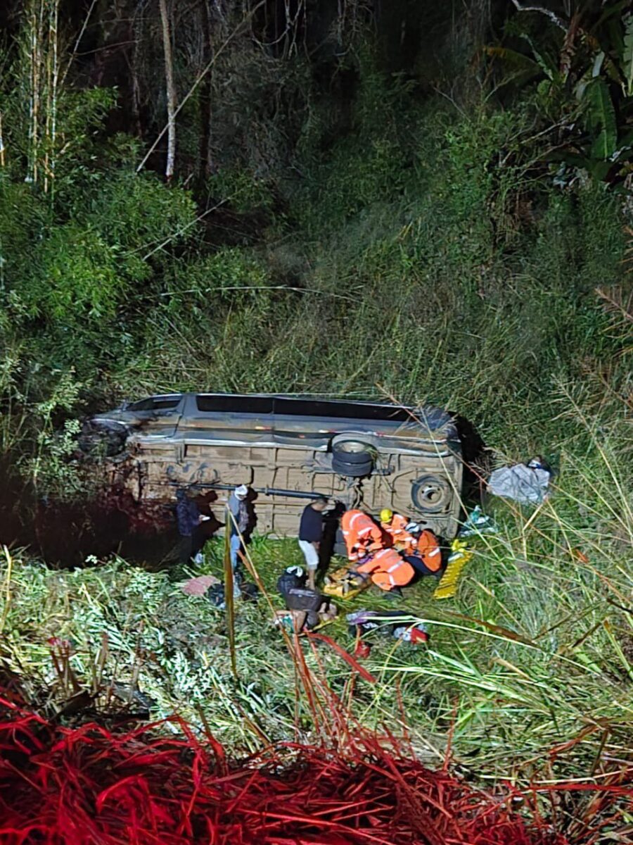 BR-381: Motorista dorme e tomba VAN com família, deixando feridos