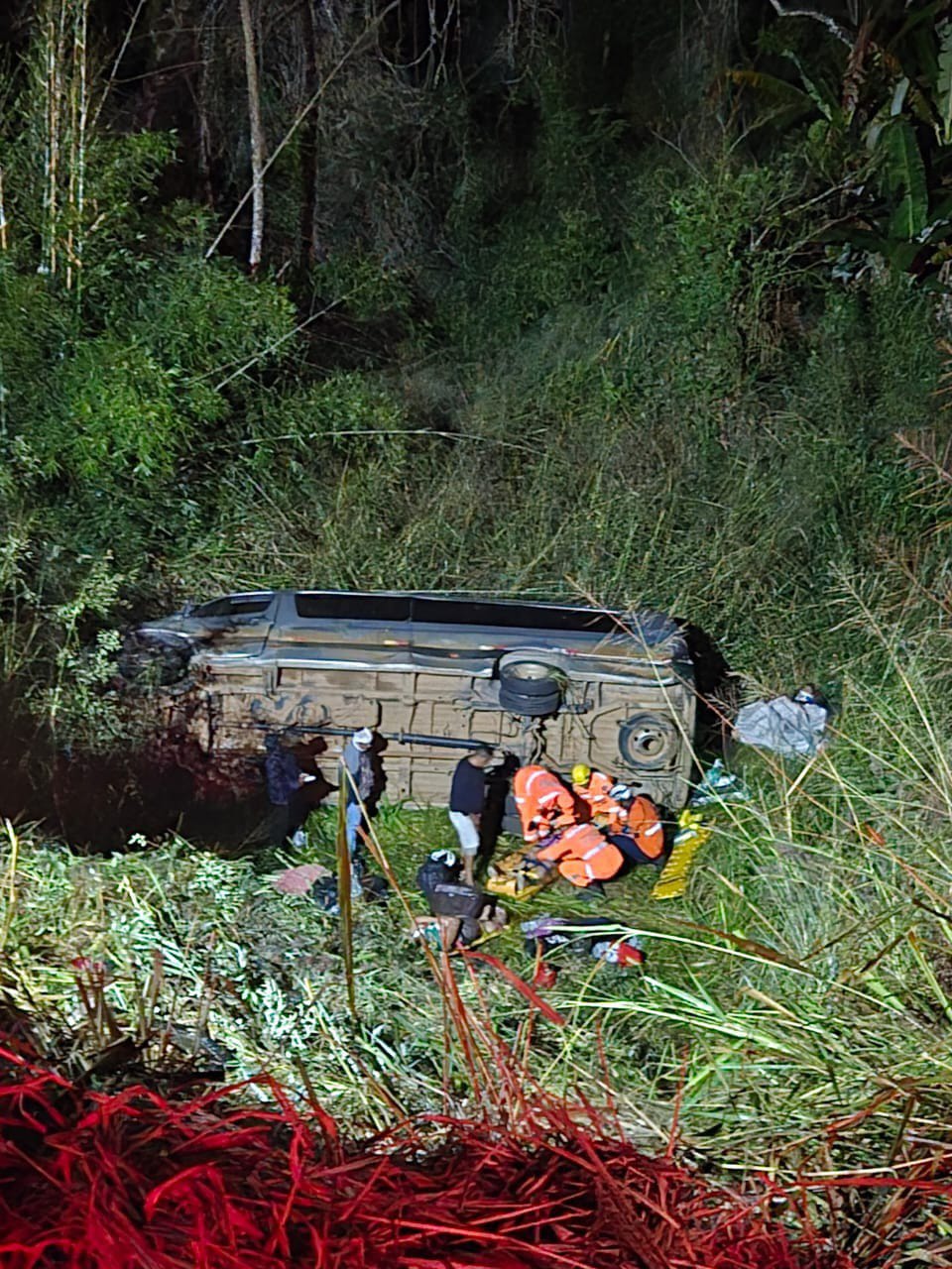BR-381: Motorista dorme e tomba VAN com família, deixando feridos, em São Gonçalo do Rio Abaixo