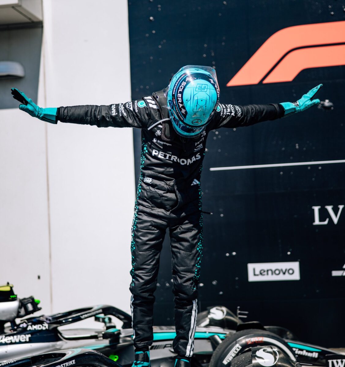 Russell vence GP do Canadá de F-1 em dia de briga na McLaren