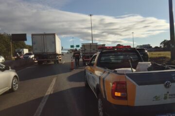 Carro e caminhão se envolvem em acidente no Anel Rodoviário
