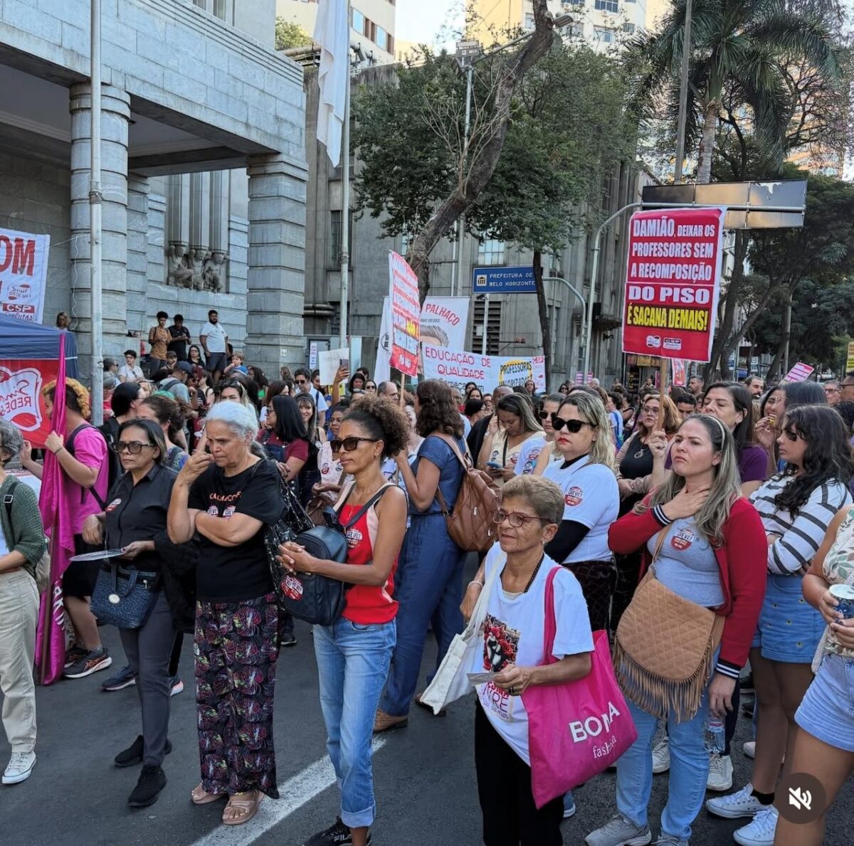 Professores em greve têm desconto de 20% no salário em Belo Horizonte