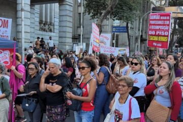 Professores em greve têm desconto de 20% no salário em Belo Horizonte