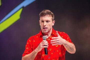 Justiça condena comediante Léo Lins a oito anos de reclusão por intolerância contra minorias