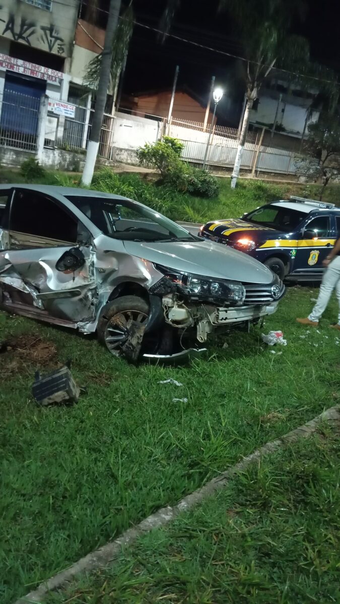 Carro é arremessado para fora da pista após colisão com carreta no trevo do Cruzeiro Celeste, em João Monlevade