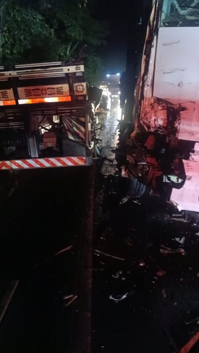 Colisão entre caminhões provoca derramamento de óleo e causa congestionamento na BR-381, em São Gonçalo do Rio Abaixo