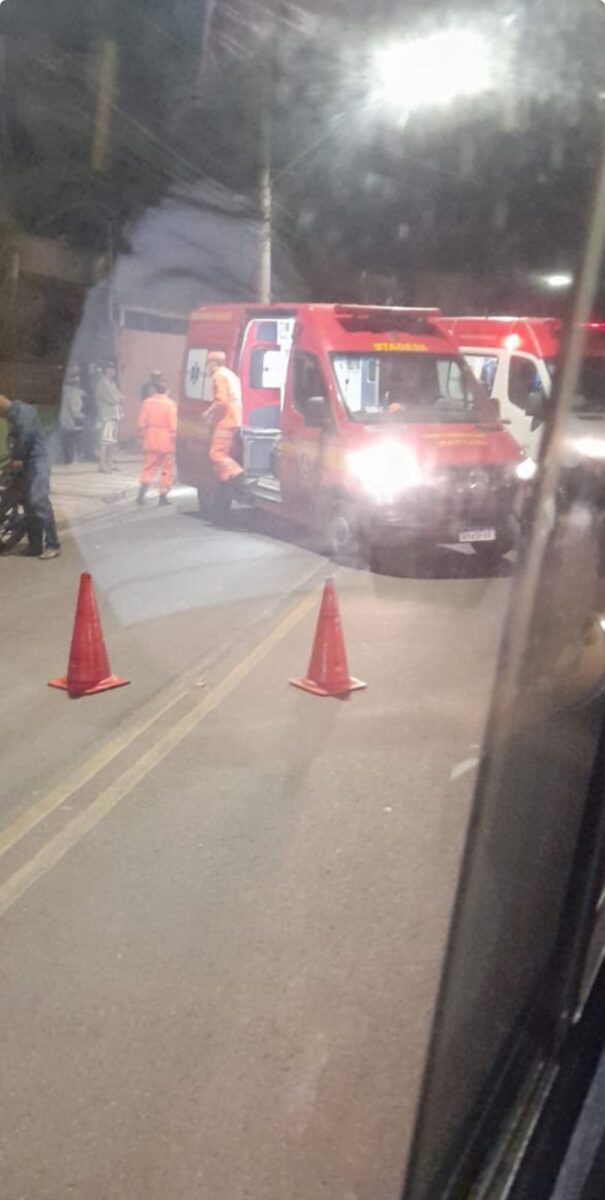 Colisão entre motos deixa três pessoas feridas no bairro João XXIII, em Itabira