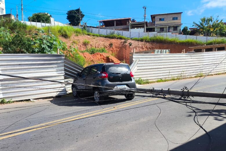 Itabira: Fiat Mobi derruba poste e interrompe energia na região do bairro Jardim das Oliveiras