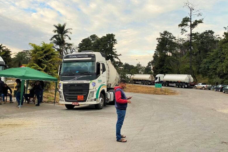 Greve dos transportadores de combustíveis é encerrada após negociação